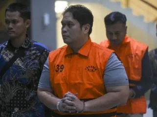 Kajari Kabupaten Hulu Sungai Utara (HSU) Albertinus Parlinggoman Napitupulu (kedua kiri) bersama Kasi Intel Kejari HSU Asis Budianto (kedua kanan) mengenakan rompi tahanan usai terjaring operasi tangkap tangan (OTT). Foto:antara