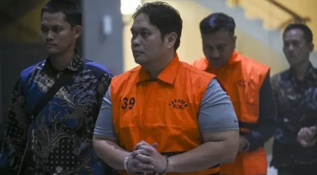 Kajari Kabupaten Hulu Sungai Utara (HSU) Albertinus Parlinggoman Napitupulu (kedua kiri) bersama Kasi Intel Kejari HSU Asis Budianto (kedua kanan) mengenakan rompi tahanan usai terjaring operasi tangkap tangan (OTT). Foto:antara