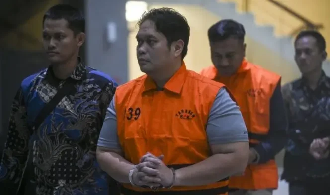 
					Kajari Kabupaten Hulu Sungai Utara (HSU) Albertinus Parlinggoman Napitupulu (kedua kiri) bersama Kasi Intel Kejari HSU Asis Budianto (kedua kanan) mengenakan rompi tahanan usai terjaring operasi tangkap tangan (OTT). Foto:antara